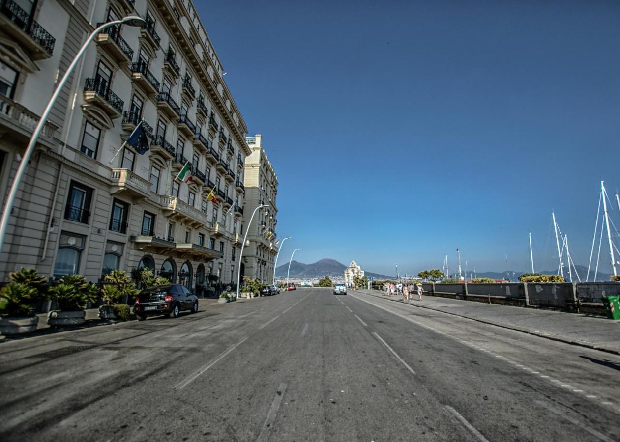 il faro di serapide Napoli Esterno foto